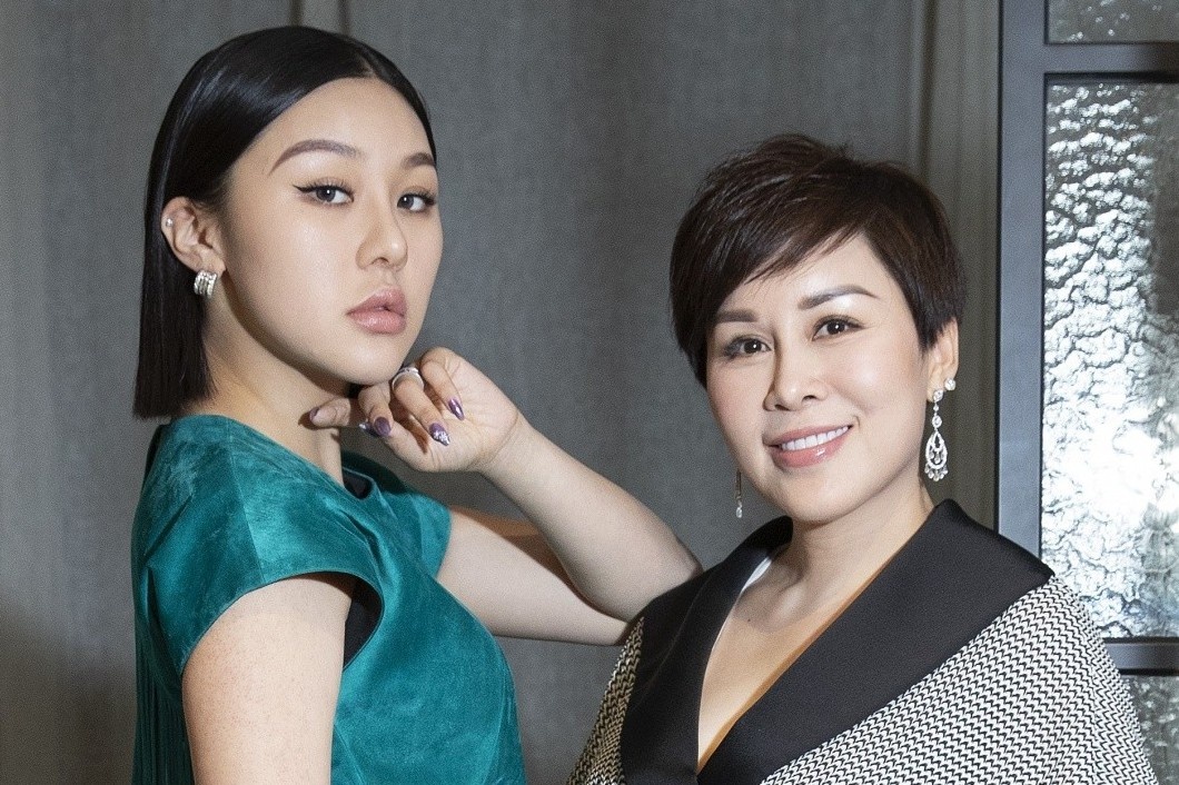 Cap me con sanh dieu noi tieng lang thoi trang Hong Kong hinh anh