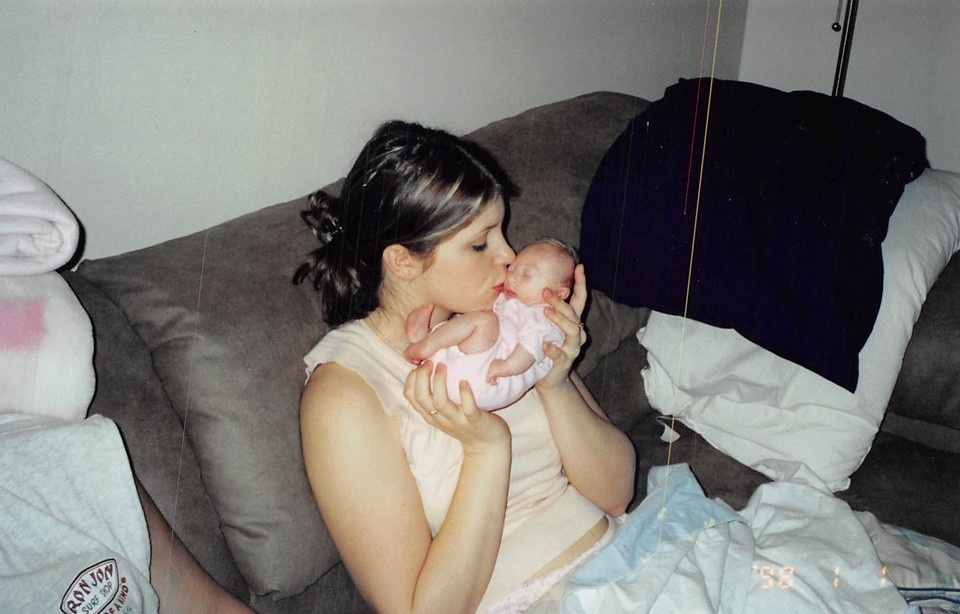 Nghị lực 12 năm chiến đấu với bệnh tật của của cô bé tí hon  ảnh 1 Nghi luc 12 nam chien dau voi benh tat cua cua co be ti hon anh 1