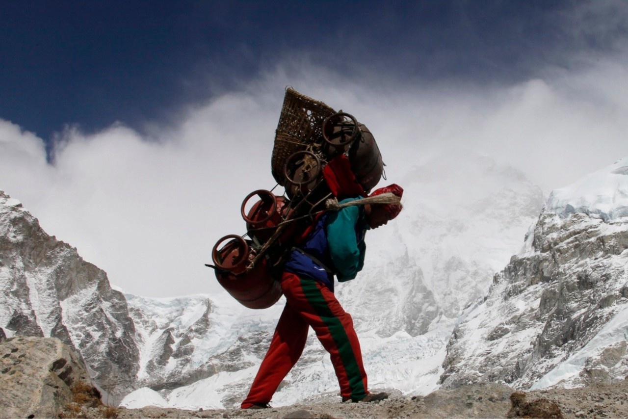 Cuoc song khac nghiet cua bo toc dan duong tren dinh Everest hinh anh