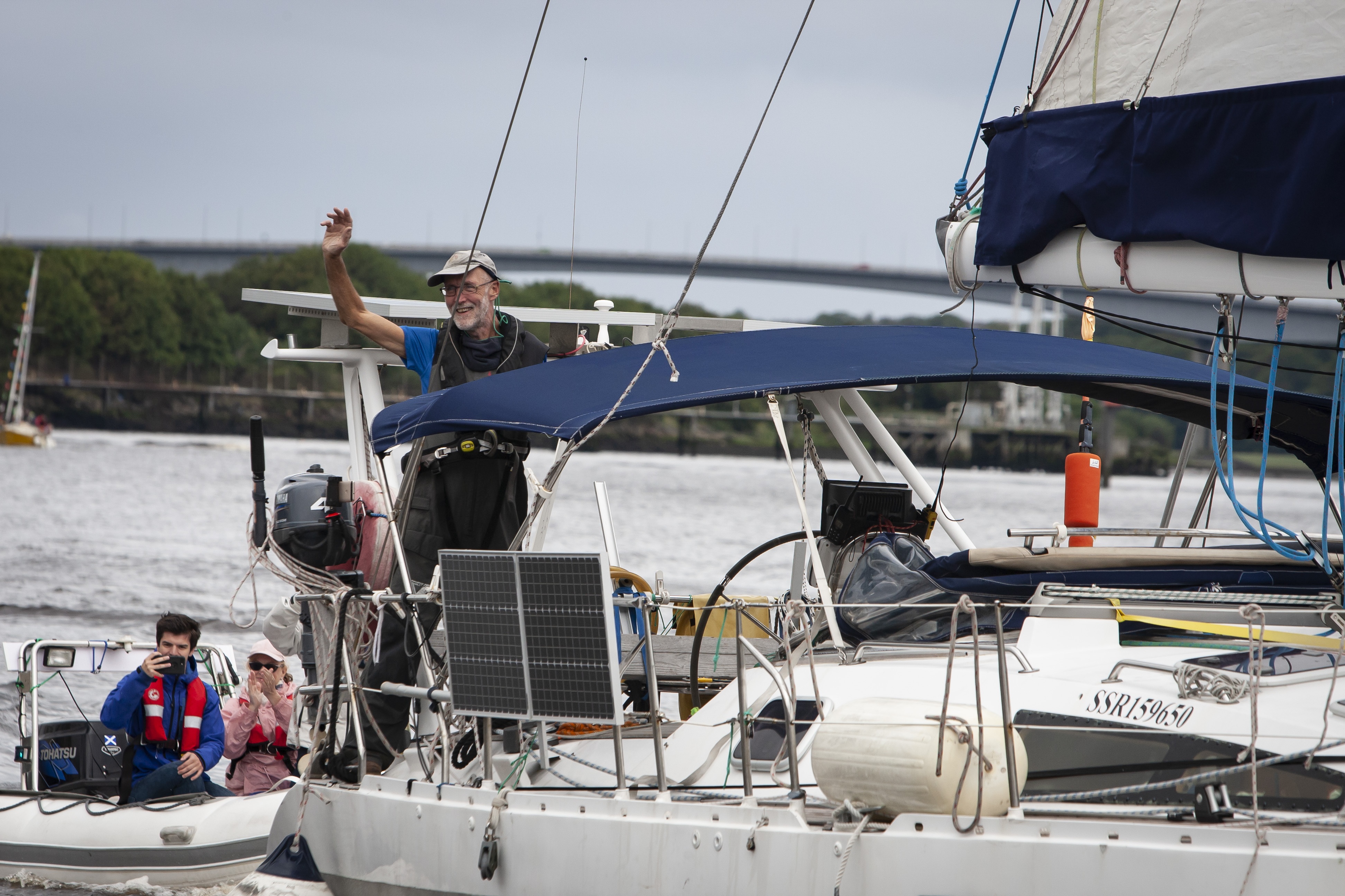 Nguoi dan ong bang qua Dai Tay Duong de kip ve du dam cuoi cua con gai anh 1