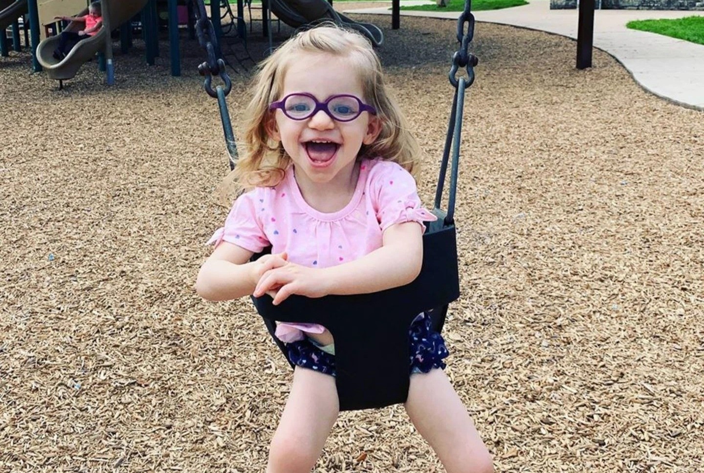 Cuoc song cua be gai nguoi My mac 'hoi chung thien than' hinh anh