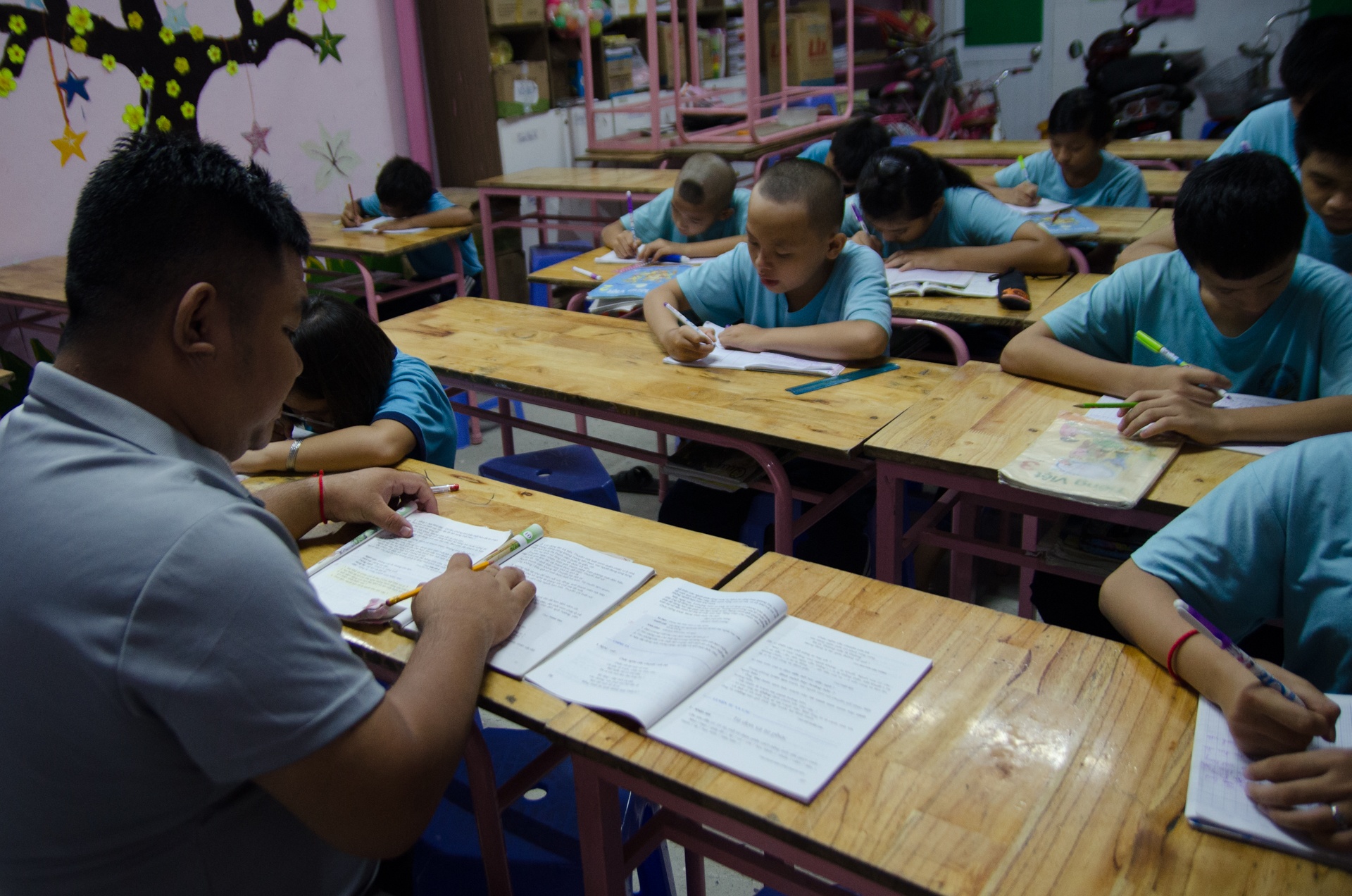 Lop hoc 0 dong cua huong dan vien du lich anh 1