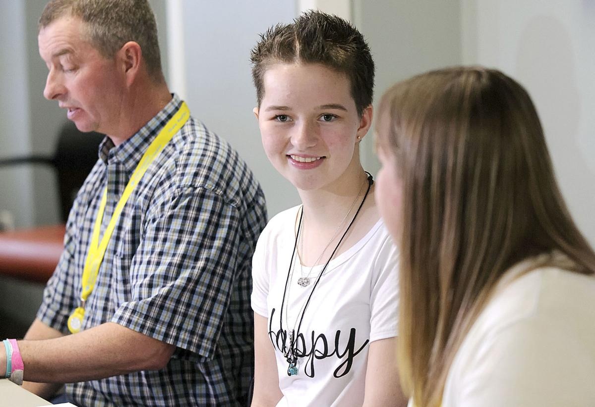 nu sinh bi ban ban vao dau bo mac duoi muong anh 1