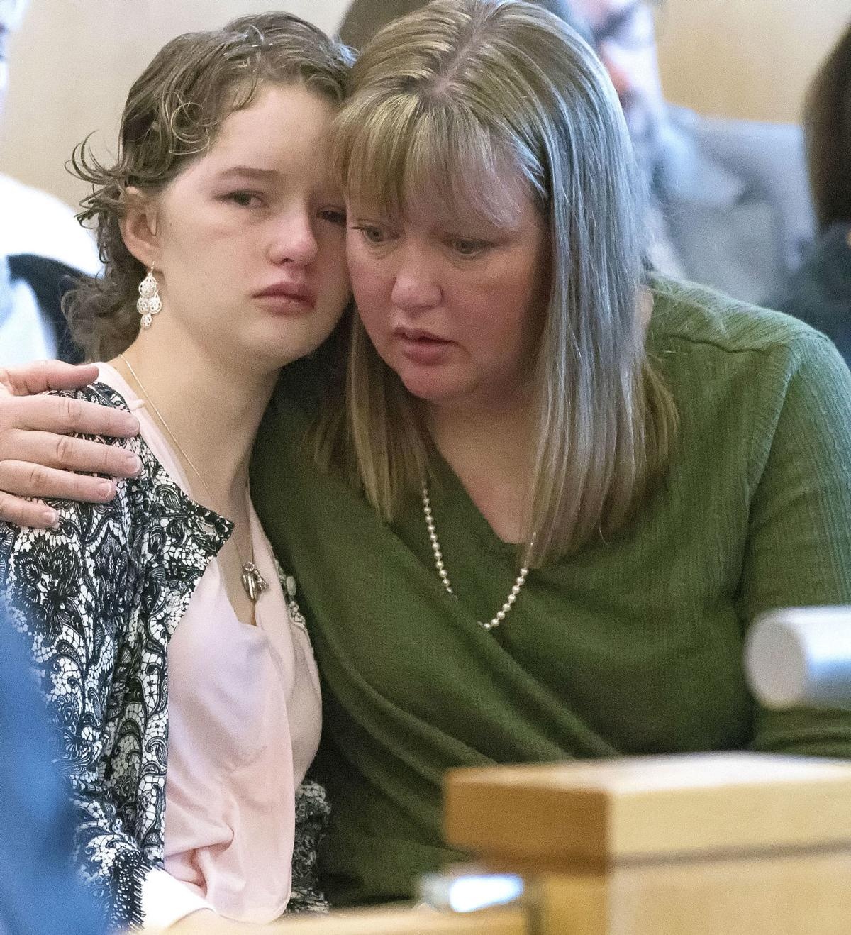 nữ sinh bị bạn bắn vào đầu bỏ mặc dưới mương ảnh 2 nu sinh bi ban ban vao dau bo mac duoi muong anh 2