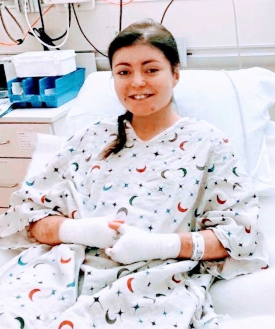 Co gai mac hoi chung lan da canh buom anh 3