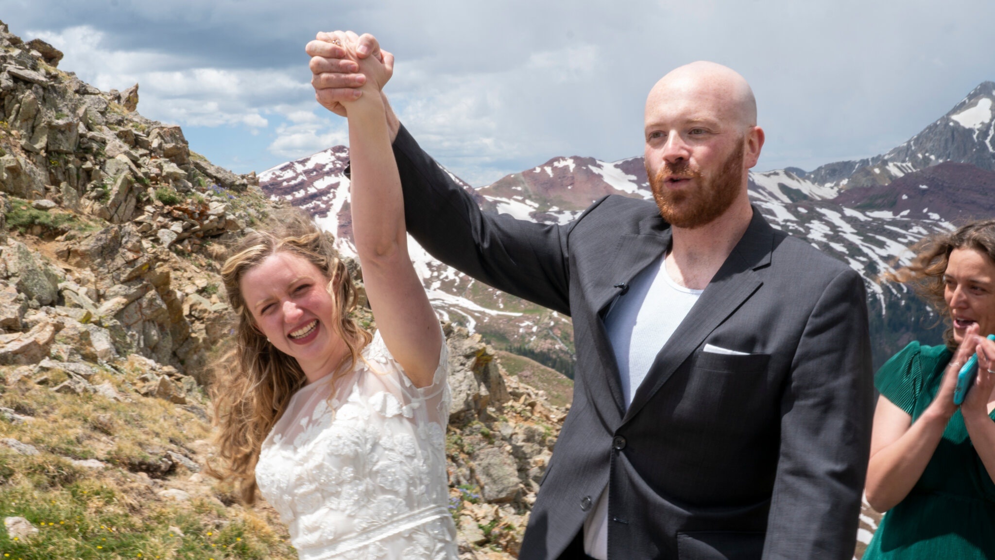 Doi vo chong to chuc dam cuoi tren dinh nui cao 4.000 m anh 1