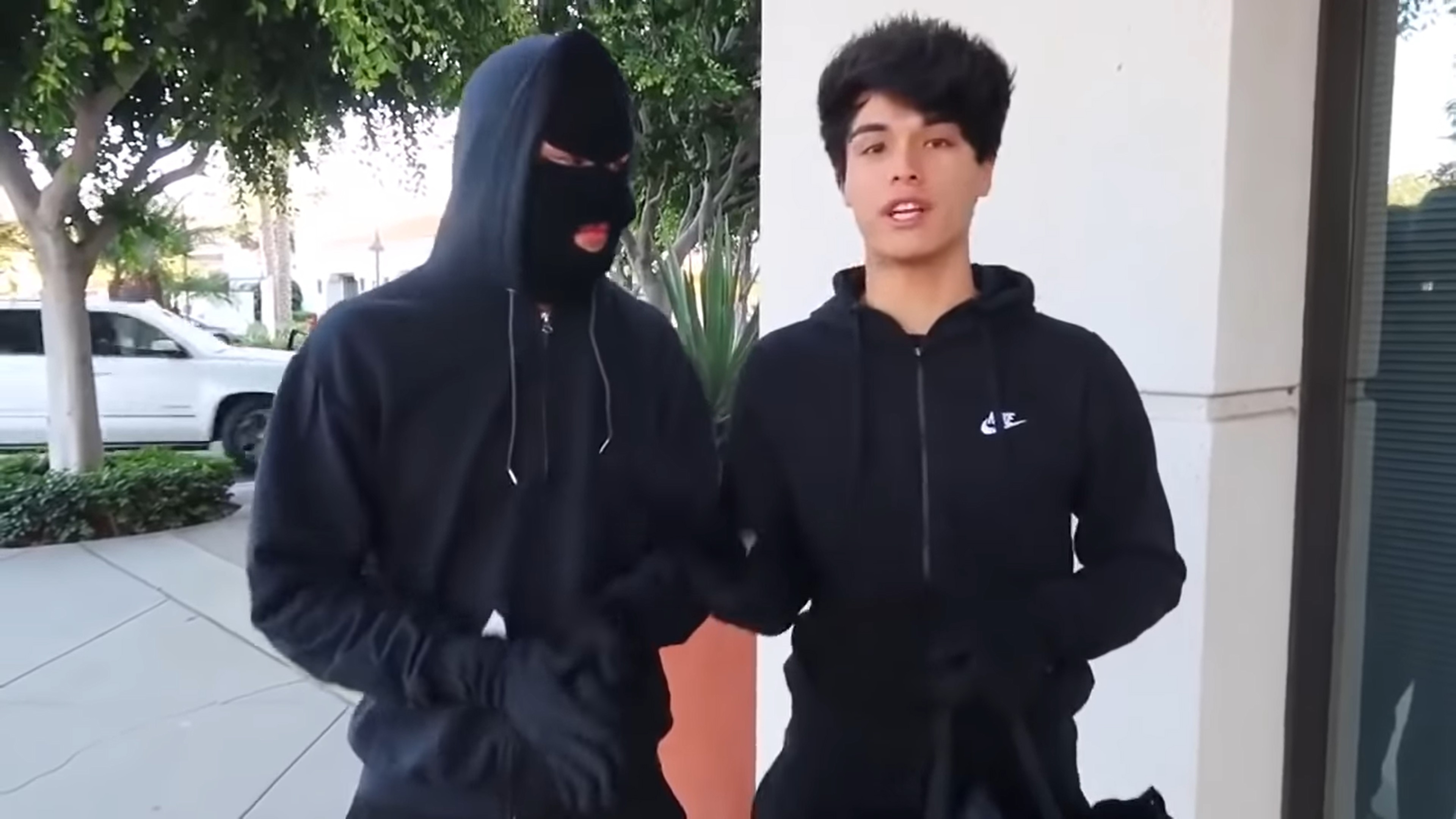 Cap YouTuber bi bat vi to chuc cuop gia de cau view anh 1