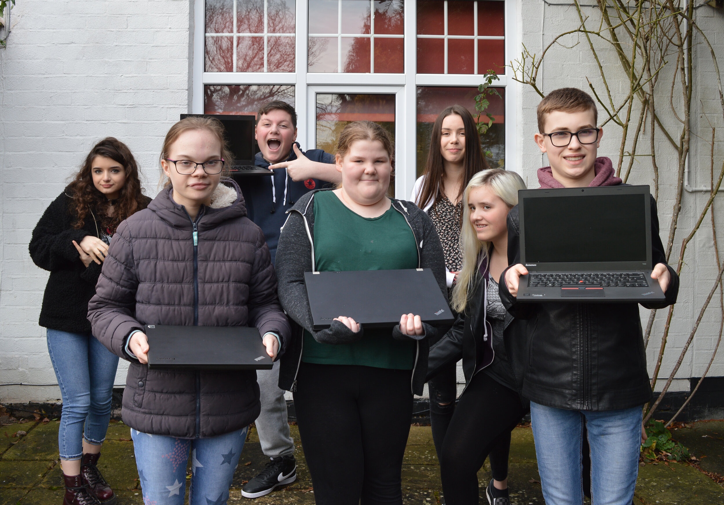 Ngoi truong danh cho tre em bi bat nat tai Anh anh 1