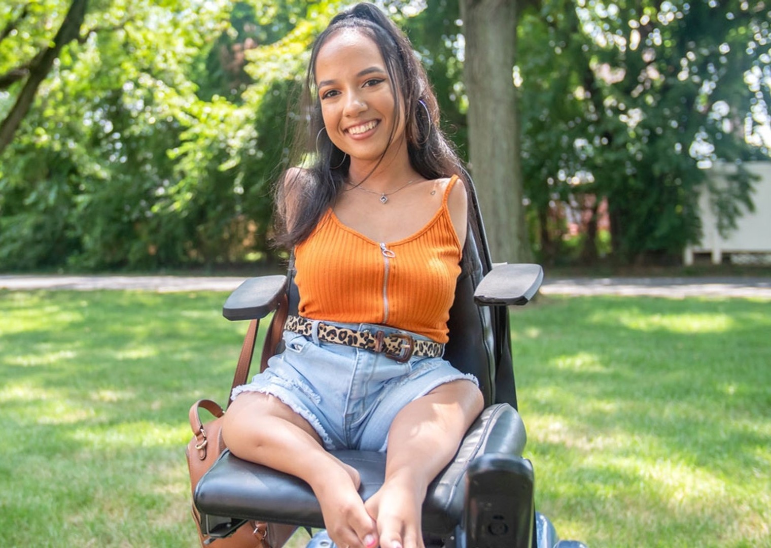 Co gai khong tay tu trang diem bang chan hinh anh