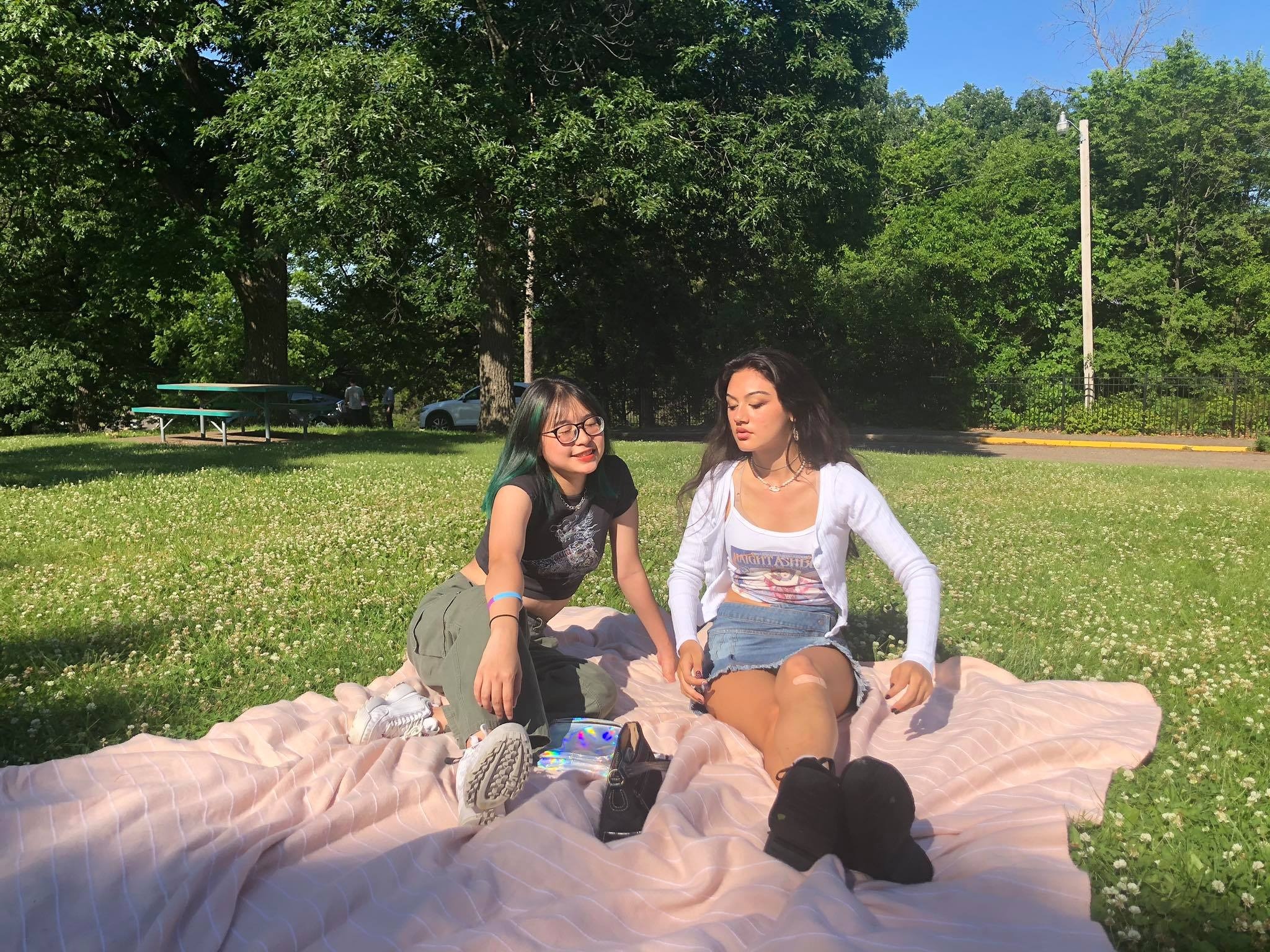 Nu sinh gianh hoc bong khung anh 2