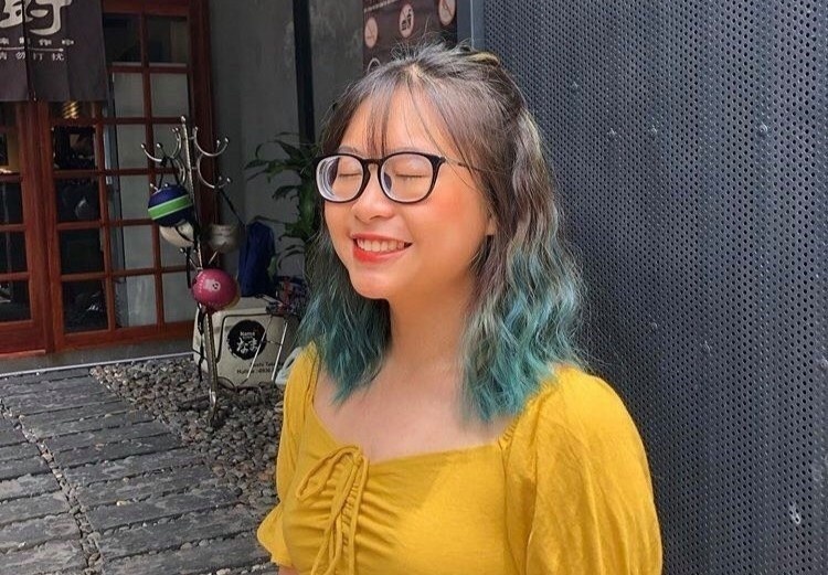 Nu sinh gianh hoc bong nho bai luan ve nhuom toc hinh anh