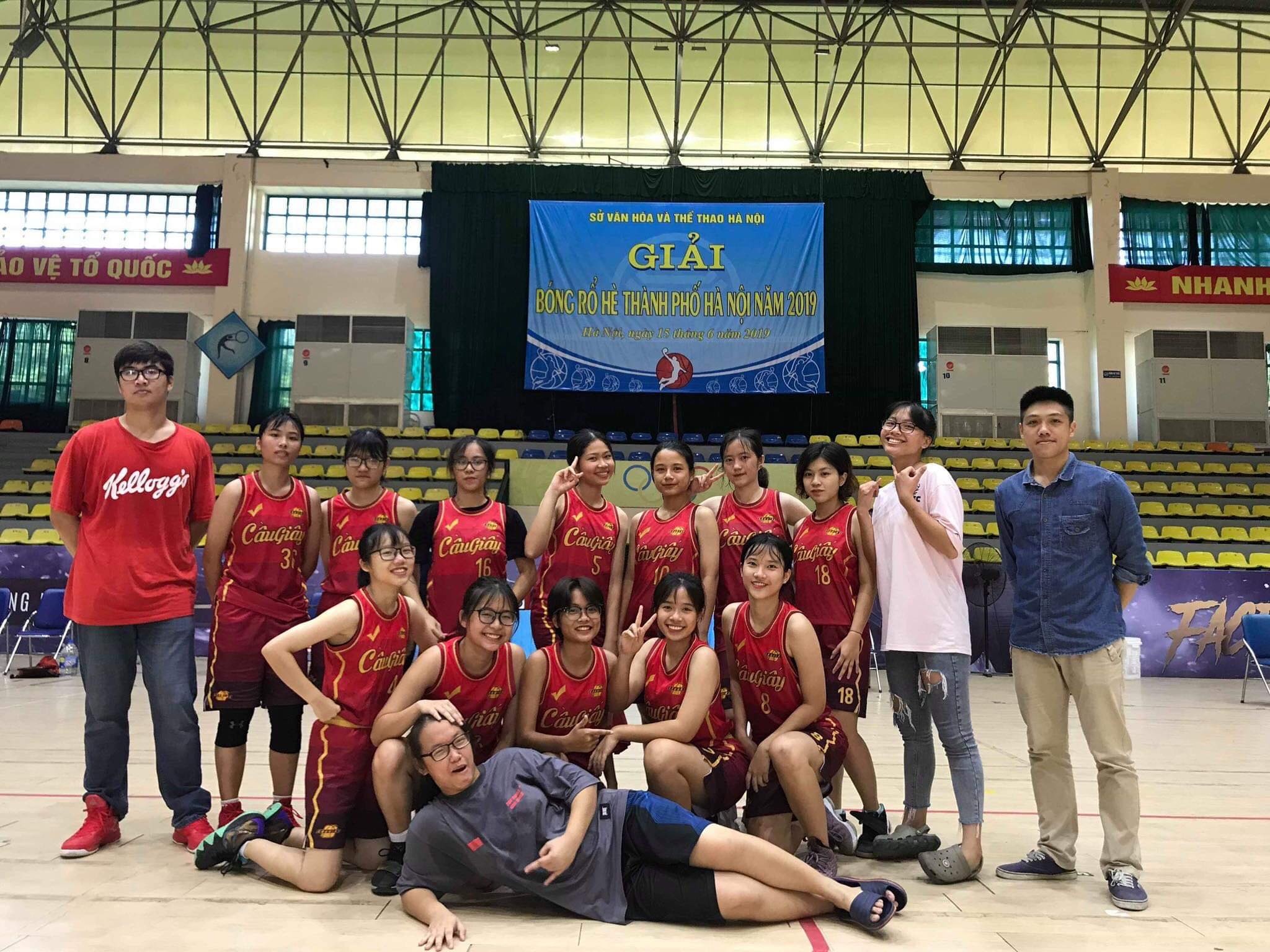 Nu sinh gianh hoc bong khung anh 4