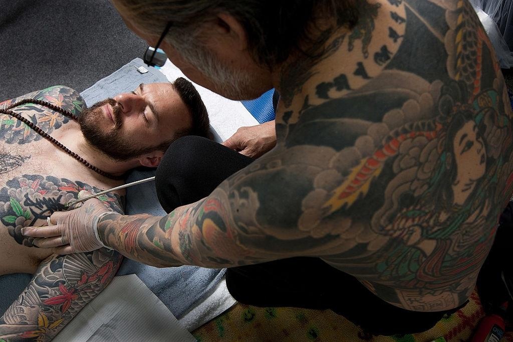 Nghe si xam hinh o Nhat khong can bang cap y te de hoat dong anh 2