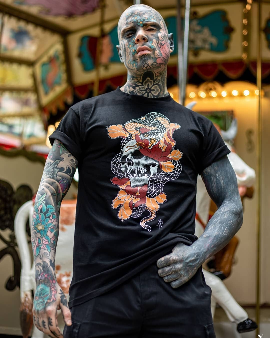 Nam giáo viên ở pháp bị dọa đuổi việc do hình xăm trên cơ thể ảnh 3 Nam giao vien o phap bi doa duoi viec do hinh xam tren co the anh 3