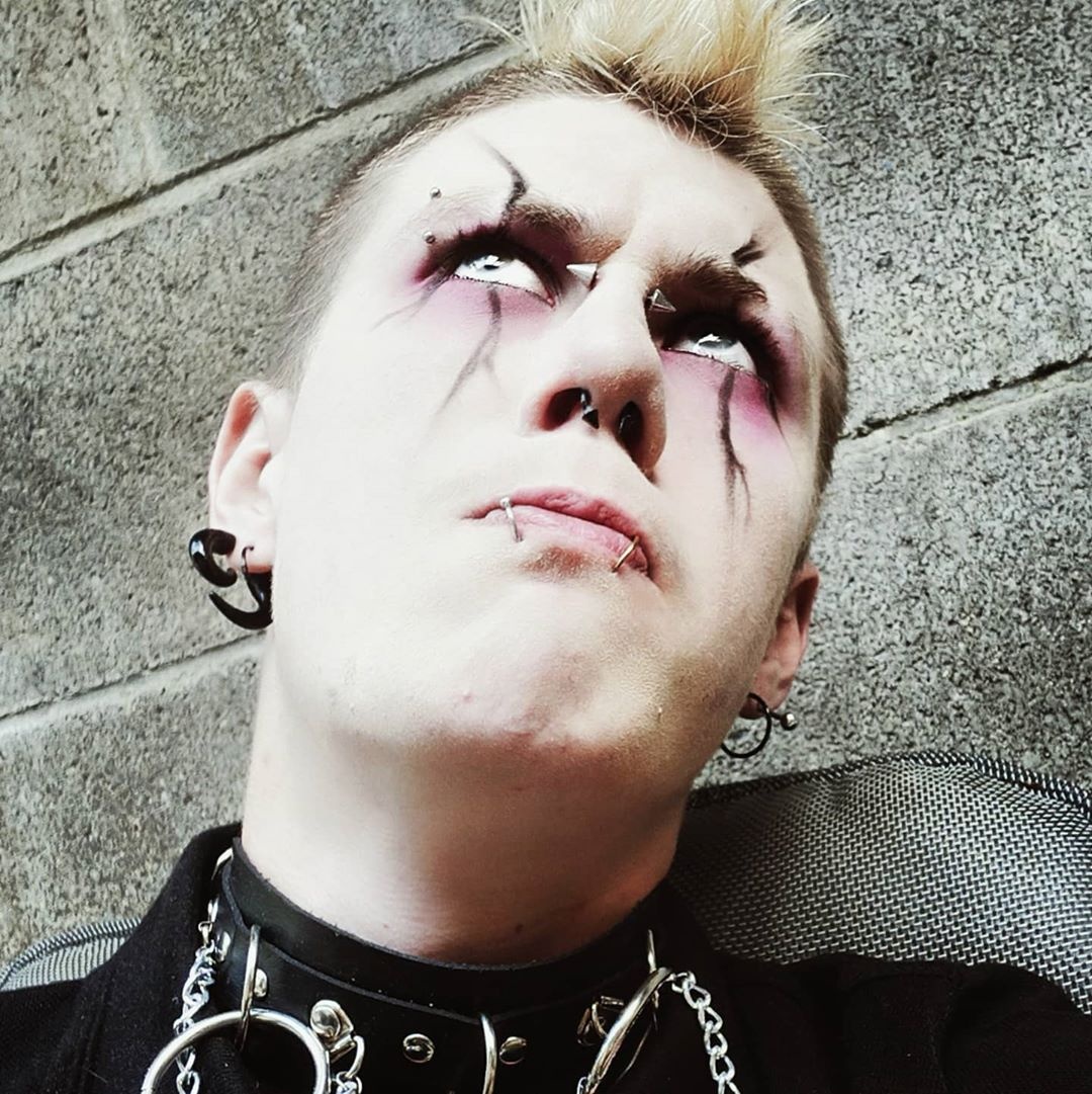 Chang trai khong tim duoc viec vi ngoai hinh xam tro anh 1