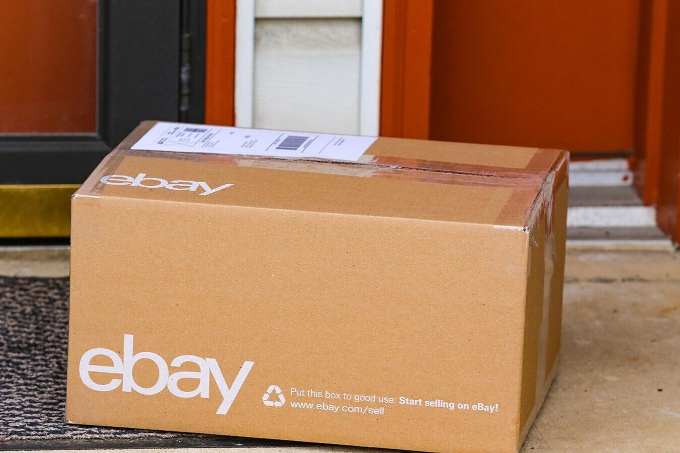 Di tu vi an trom va ban lai hang tren eBay suot 19 nam hinh anh