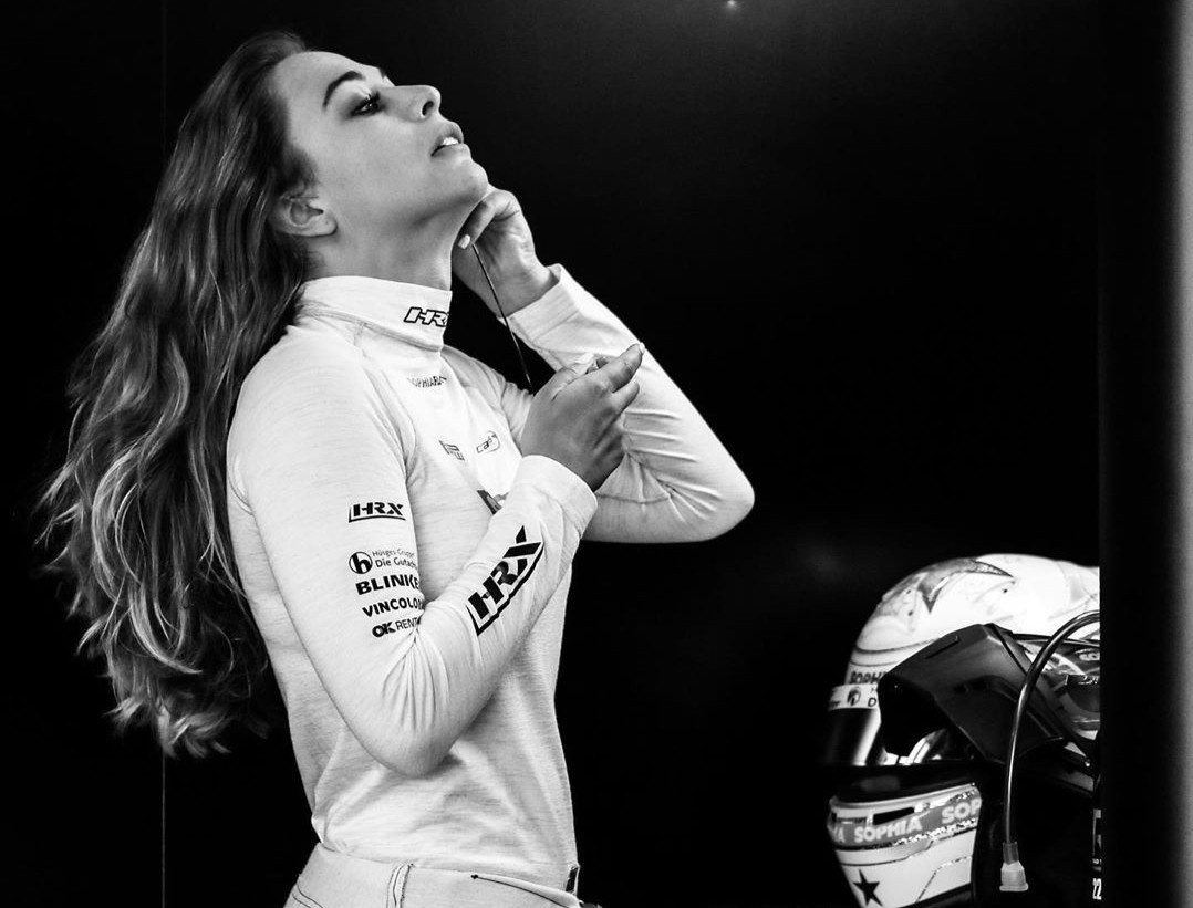 nu carfluencer noi tieng trong lang sieu xe anh 9