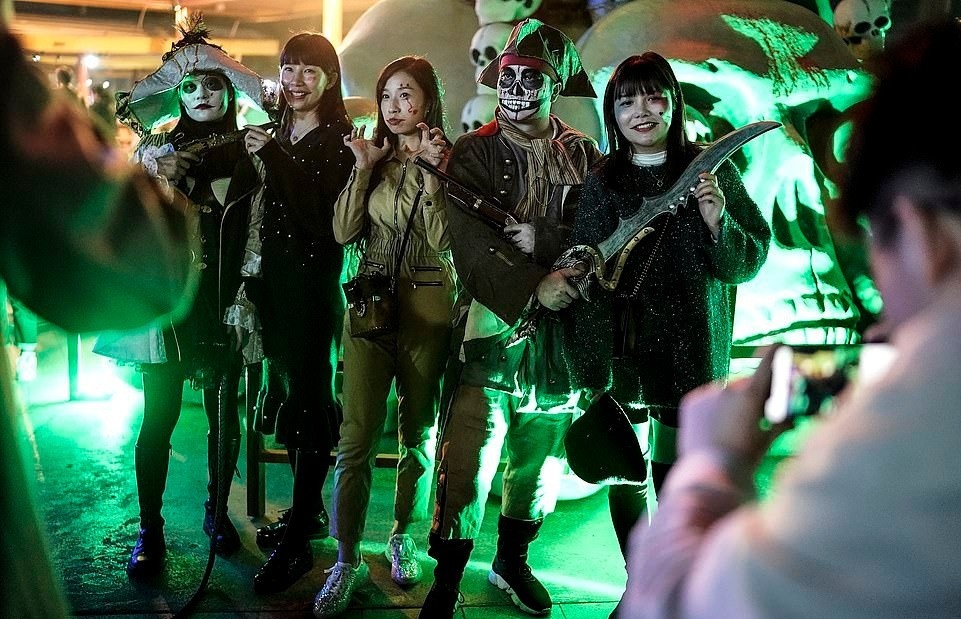 Hàng nghìn người đổ về Vũ Hán để tham dự sự kiện Halloween ảnh 1 Hang nghin nguoi do ve Vu Han de tham du su kien Halloween anh 1