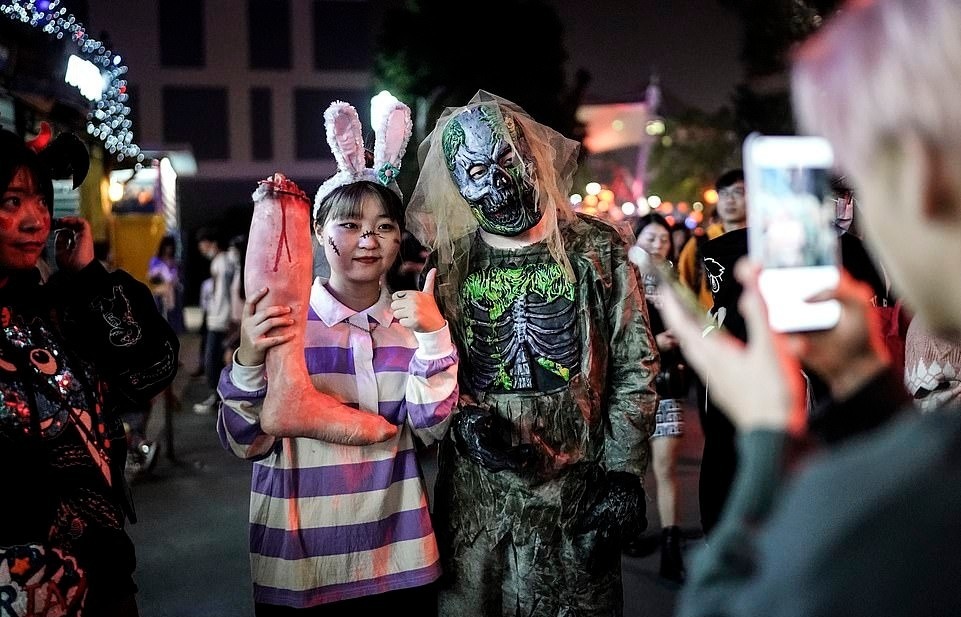 Hàng nghìn người đổ về Vũ Hán để tham dự sự kiện Halloween ảnh 2 Hang nghin nguoi do ve Vu Han de tham du su kien Halloween anh 2