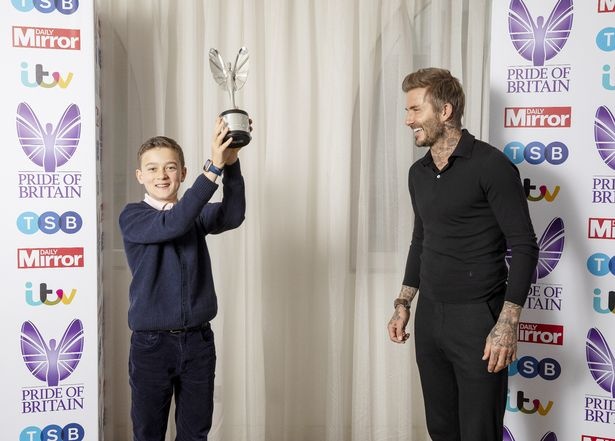 Cậu bé 11 tuổi được David Beckham trao thưởng vì cứu mẹ ngã xuống núi ảnh 3 Cau be 11 tuoi duoc David Beckham trao thuong vi cuu me nga xuong nui anh 3
