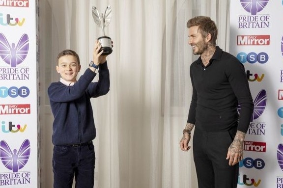 Cau be duoc David Beckham trao thuong vi dung cam cuu me hinh anh
