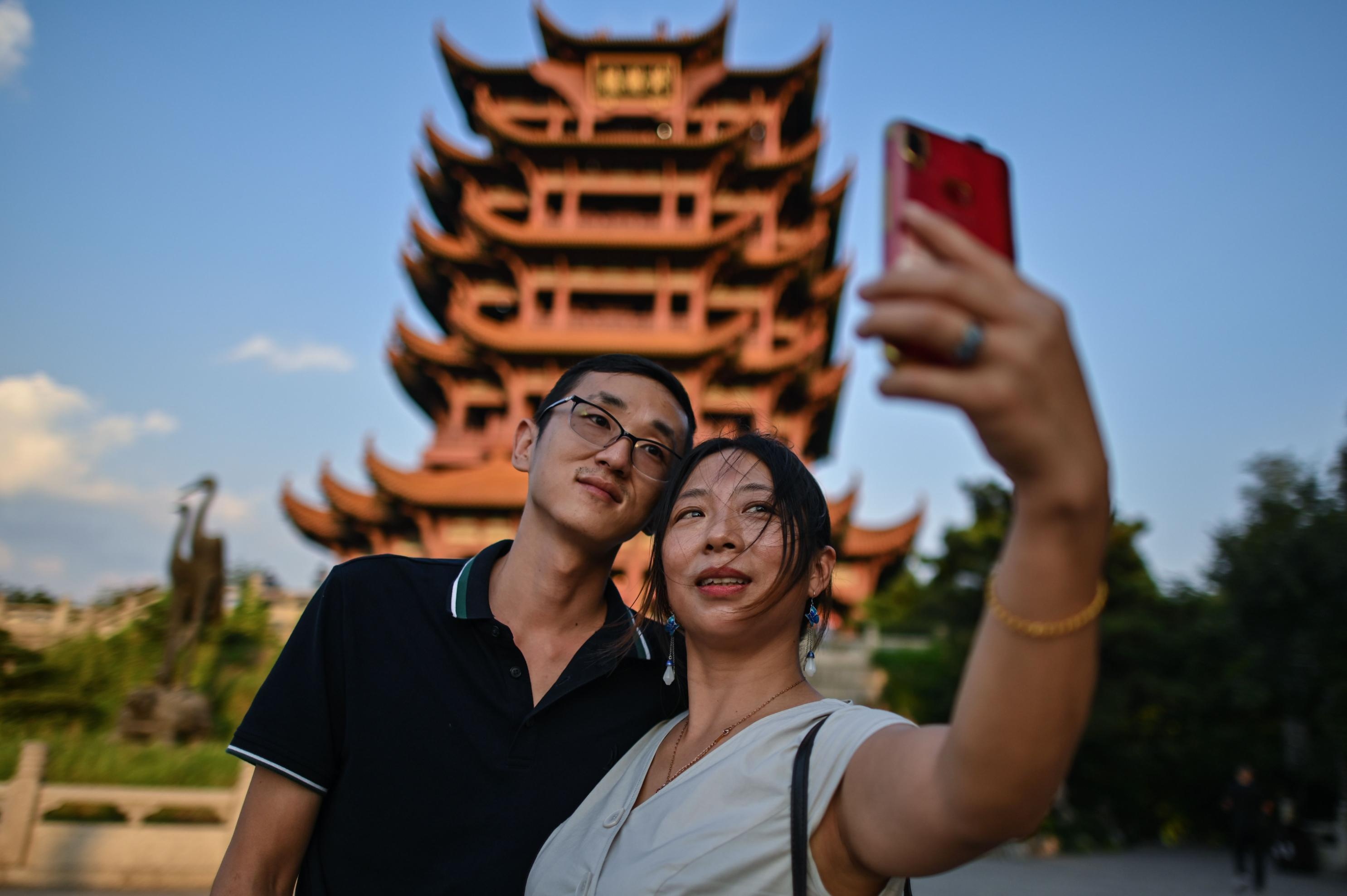 Dan mang Trung Quoc chia re vi video quang ba Vu Han hinh anh