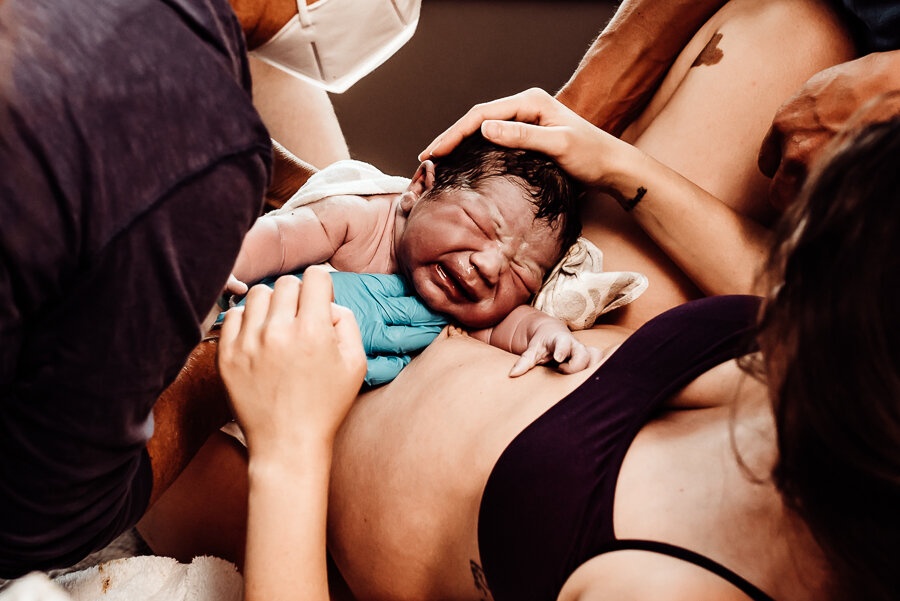 Nhieu ba me o Anh phai sinh con thuan tu nhien vi dai dich hinh anh