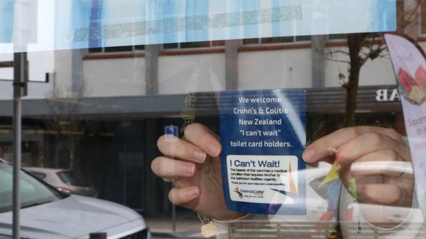 Chien dich dung sticker canh bao trong toilet anh 2