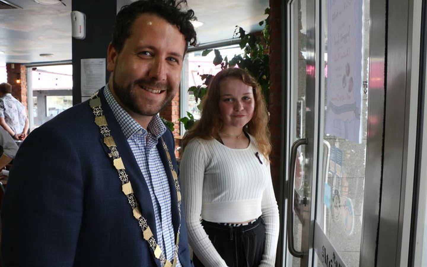 Chien dich dung sticker canh bao trong toilet anh 1