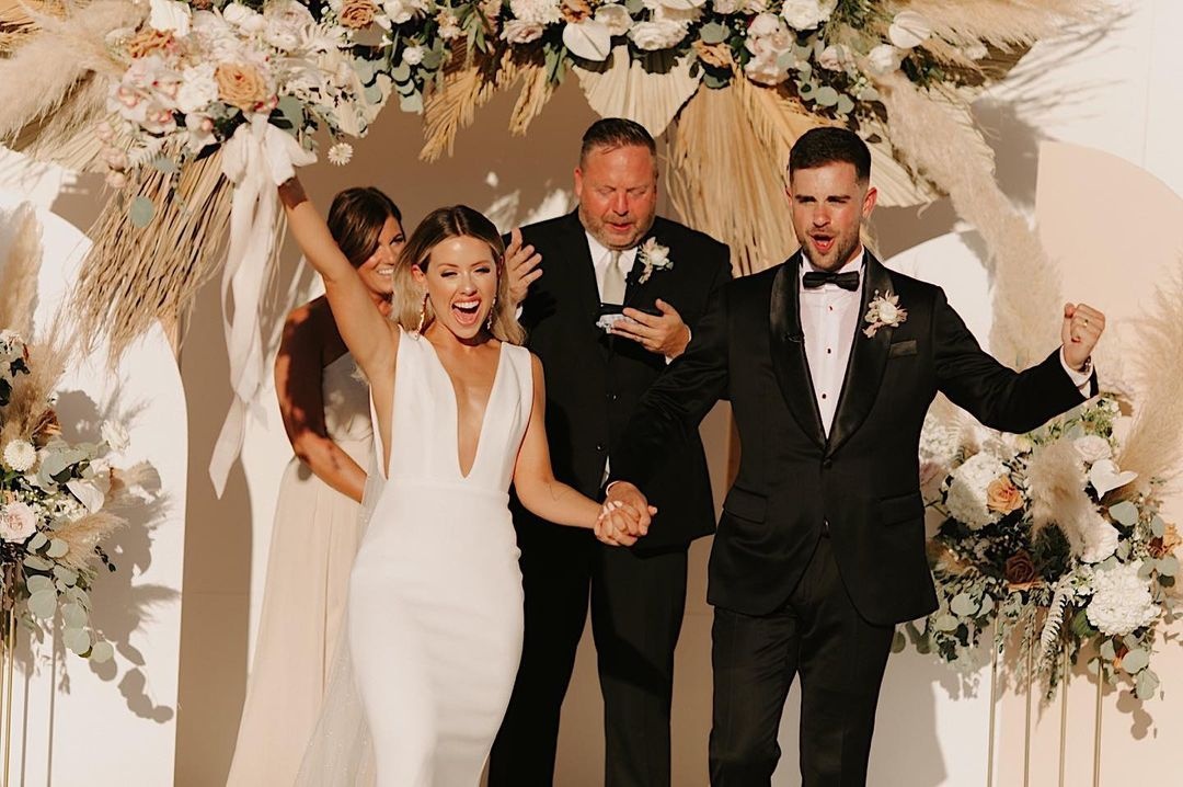 Do Covid-19, doi tre to chuc dam cuoi trong san bong ro hinh anh