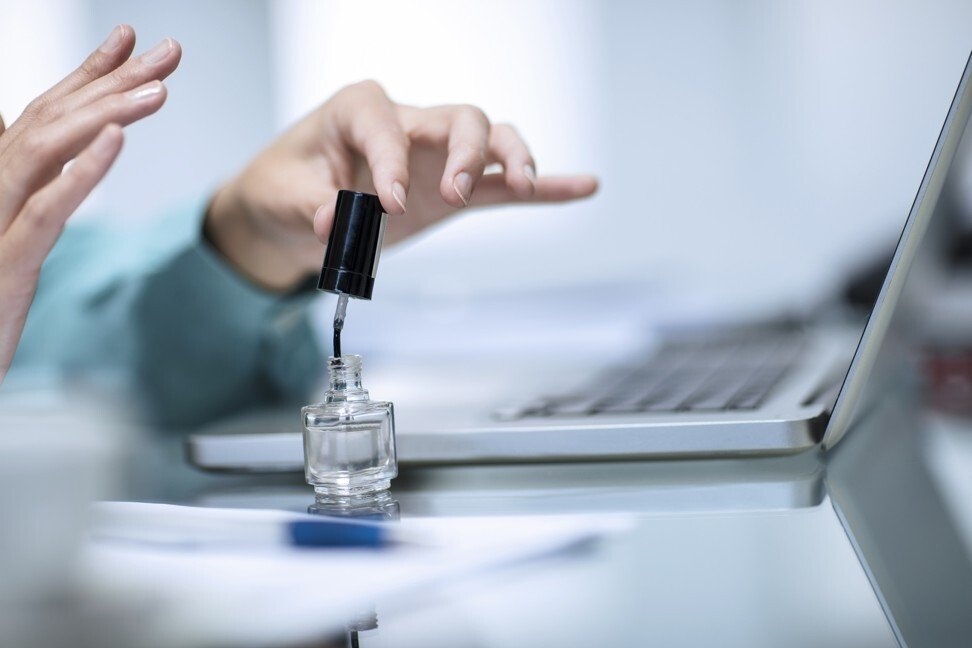 Nguoi tre Trung Quoc luoi bieng tai co quan anh 2