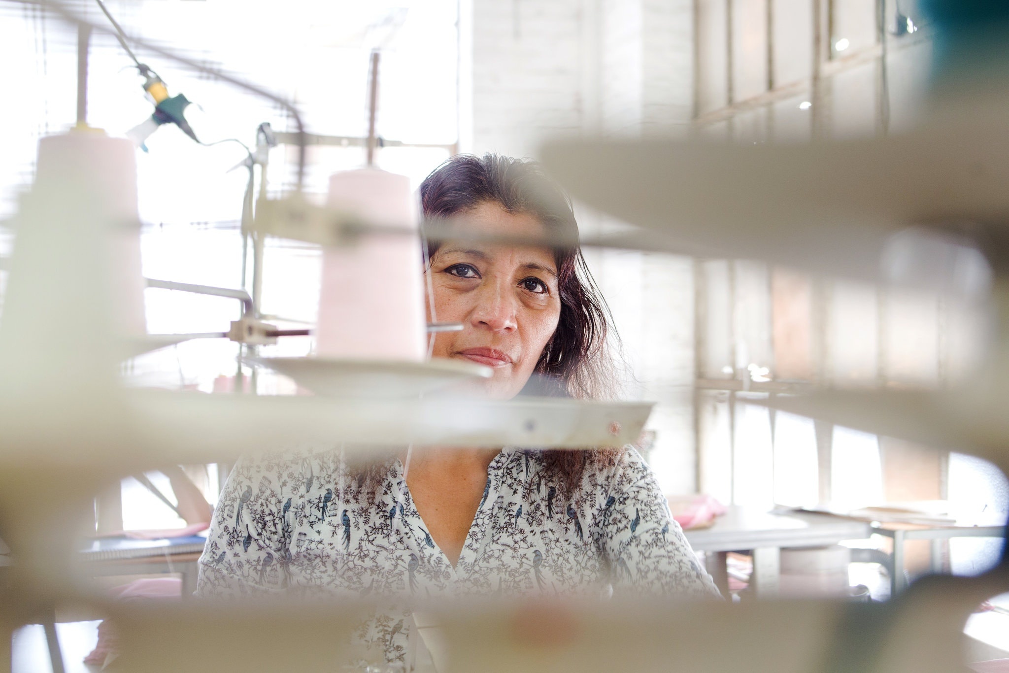 lao dong khong luong ben trong nha may san xuat quan ao anh 3