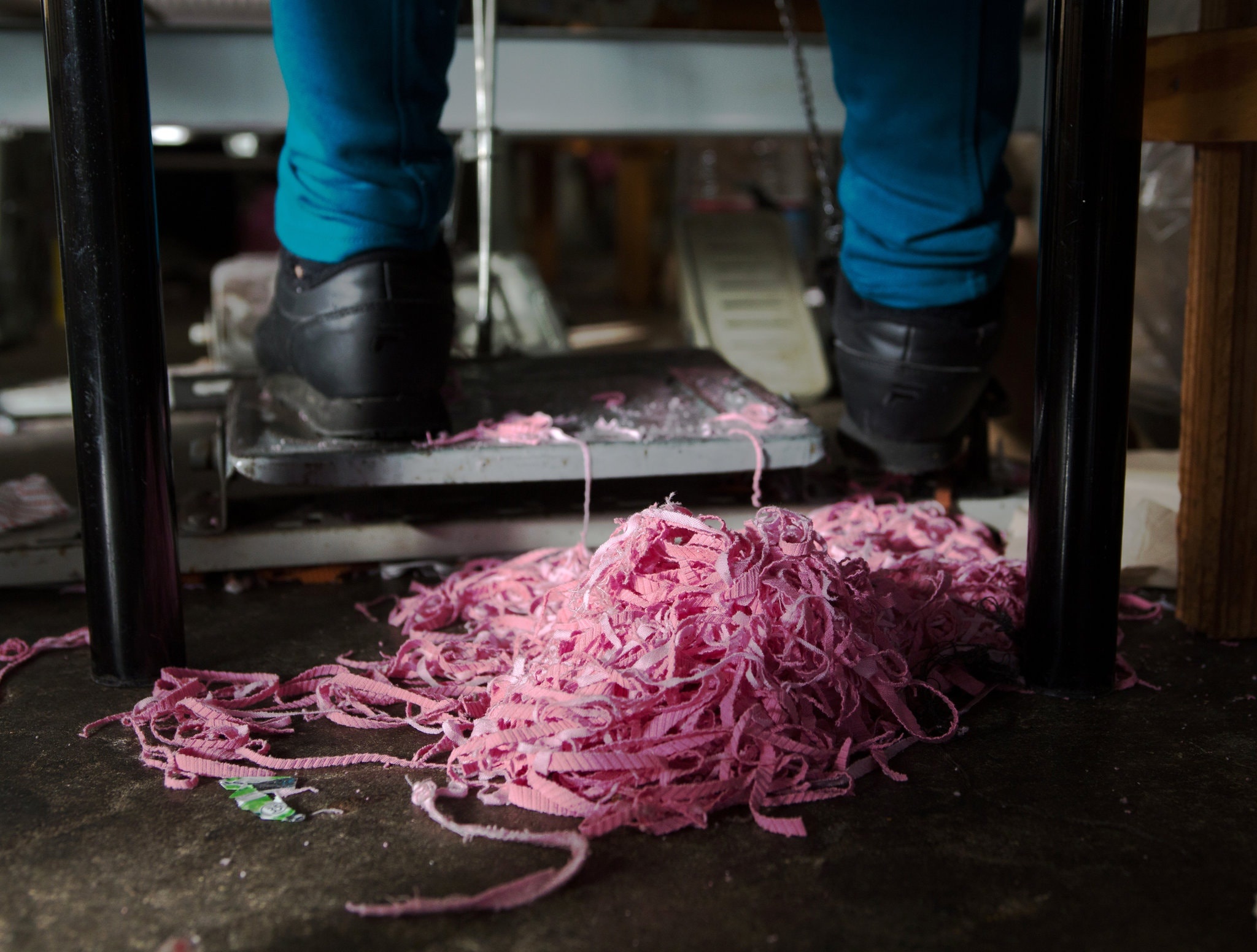 lao dong khong luong ben trong nha may san xuat quan ao anh 6