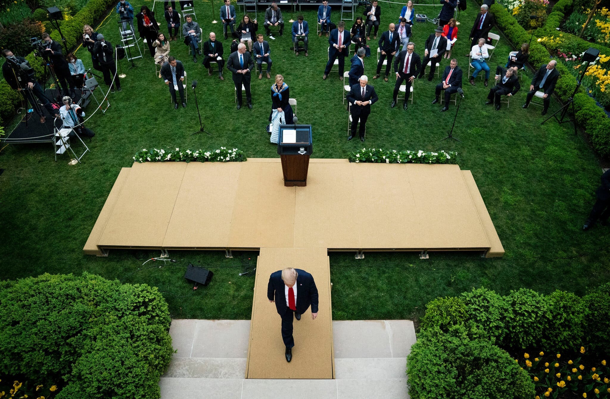 cong viec chup anh cho ong Trump anh 2