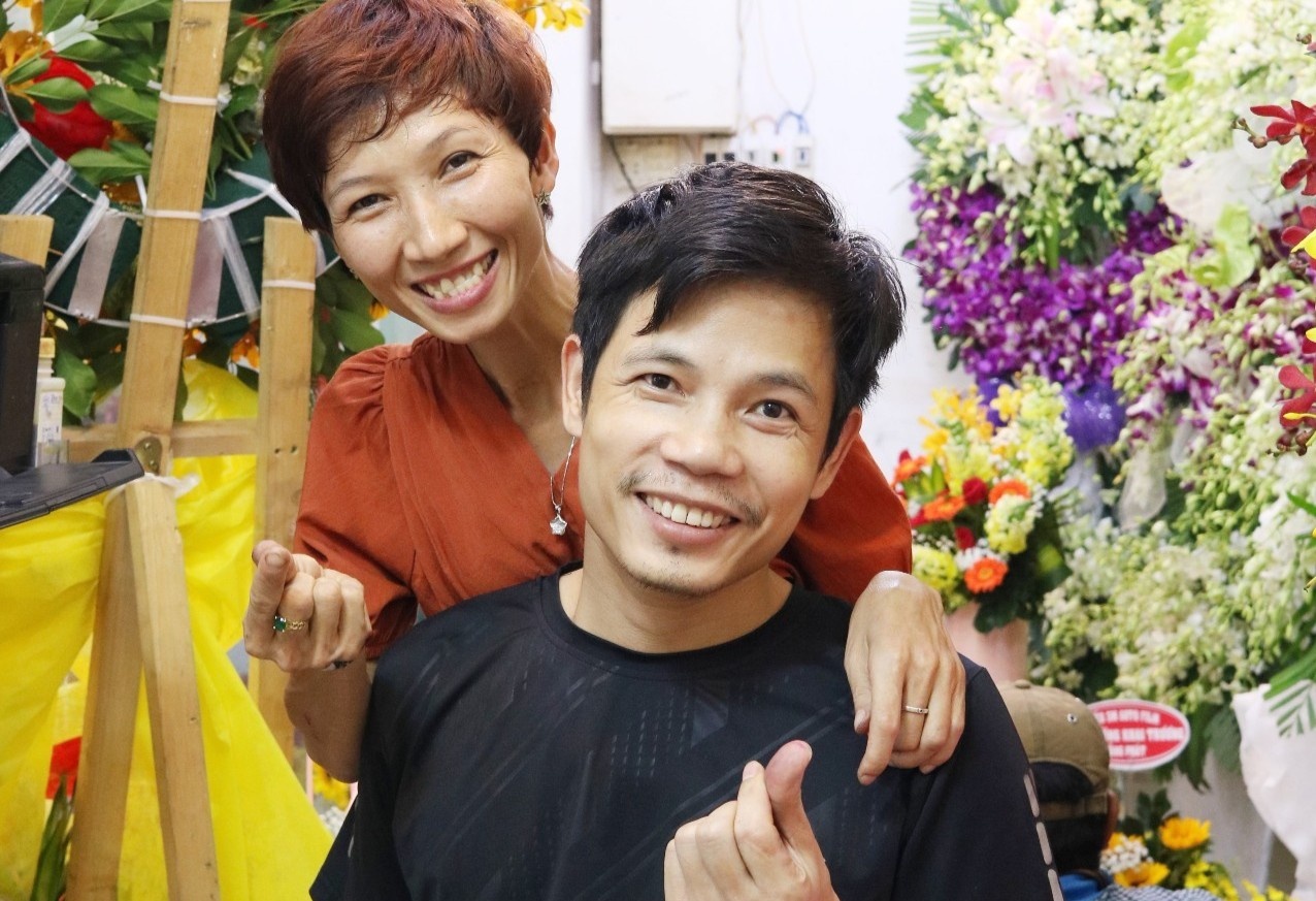 Cua hang hoa cua cap vo chong khuyet tat o cho Ho Thi Ky hinh anh