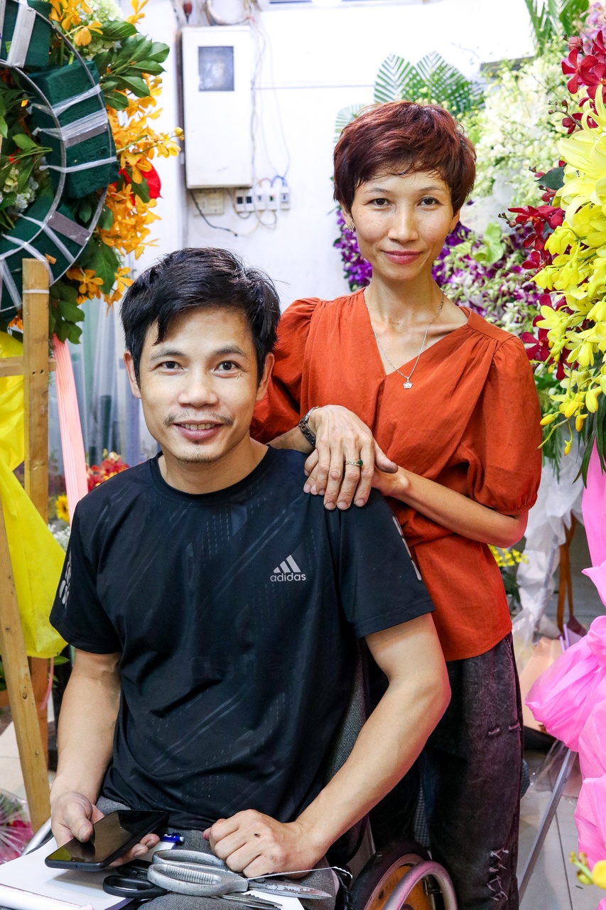Cửa hàng hoa của cặp vợ chồng khuyết tật ở chợ Hồ Thị Kỷ ảnh 2 Cua hang hoa cua cap vo chong khuyet tat o cho Ho Thi Ky anh 2