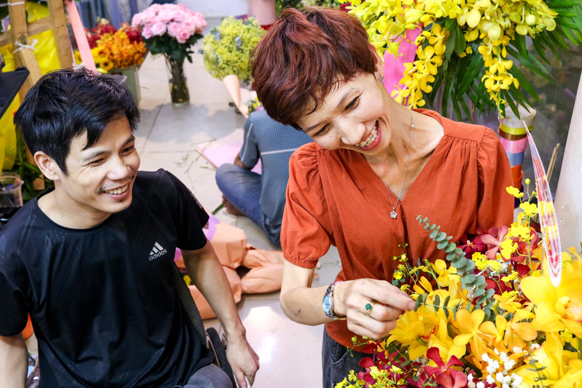 Cua hang hoa cua cap vo chong khuyet tat o cho Ho Thi Ky anh 7