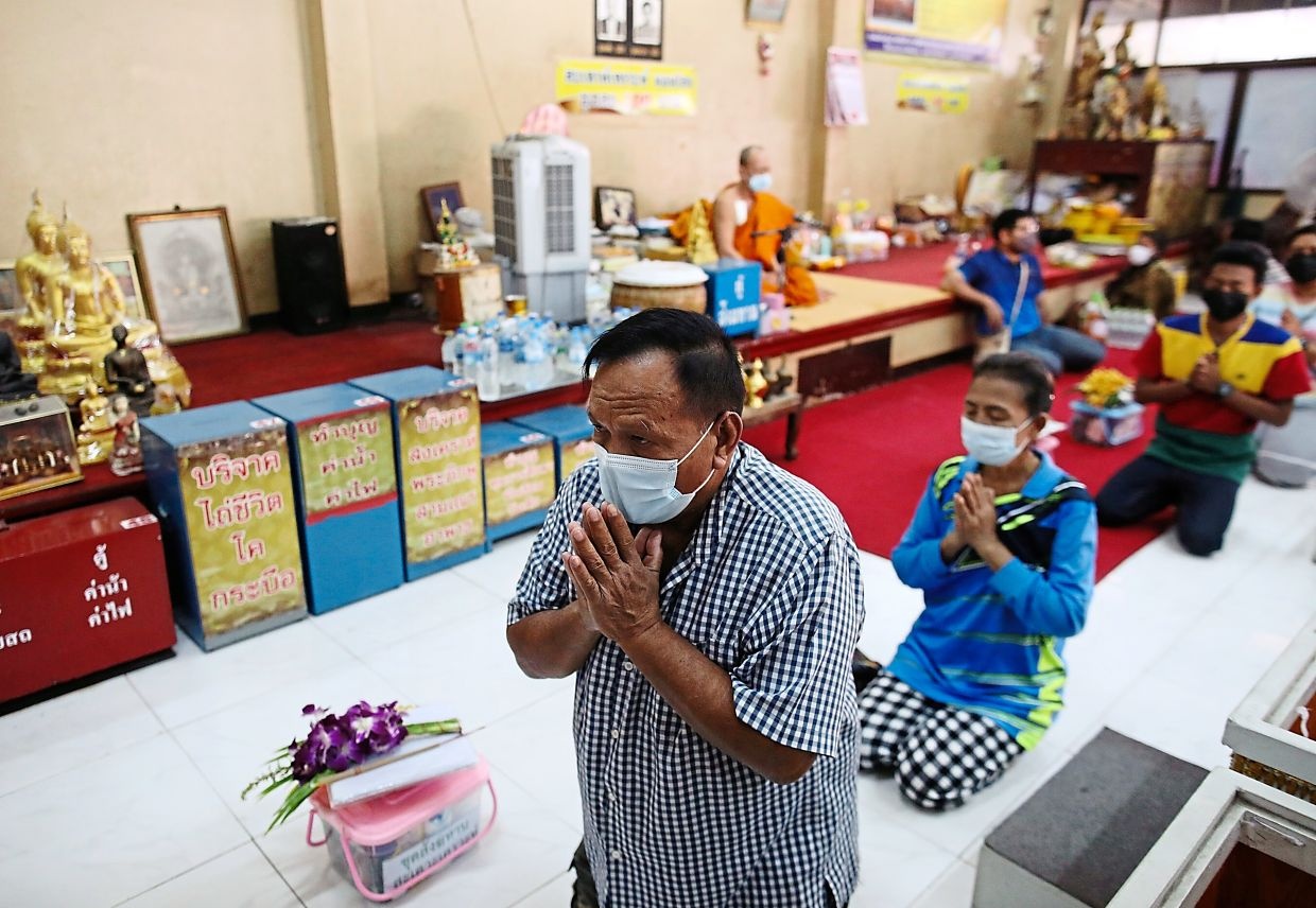 Nguoi Thai Lan to chuc dam tang gia de cau van may anh 1