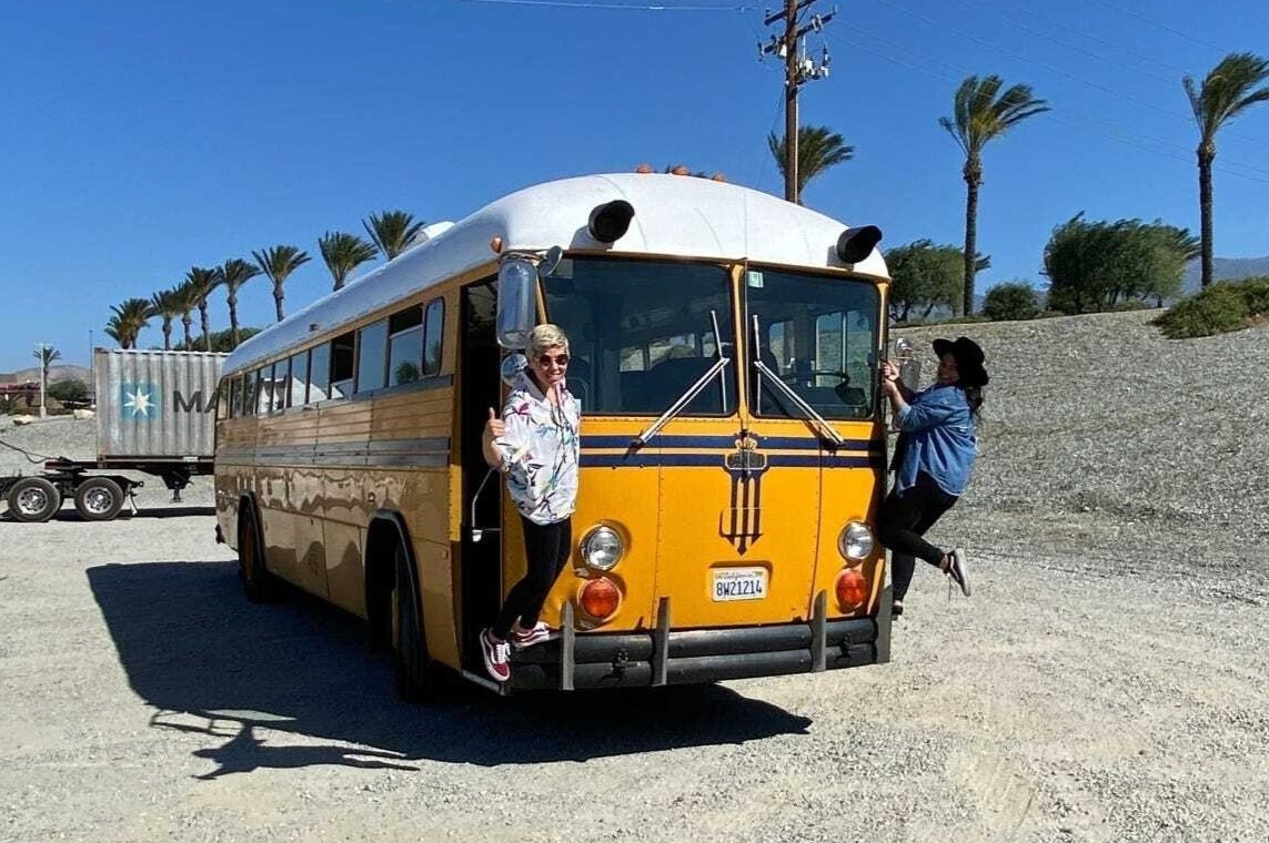 Doi tre bien xe buyt cu thanh can nha mo uoc hinh anh