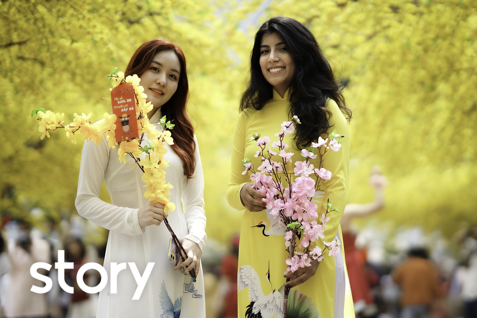 Tet o TP.HCM trong mat 2 co gai Tay Ban Nha, Han Quoc hinh anh