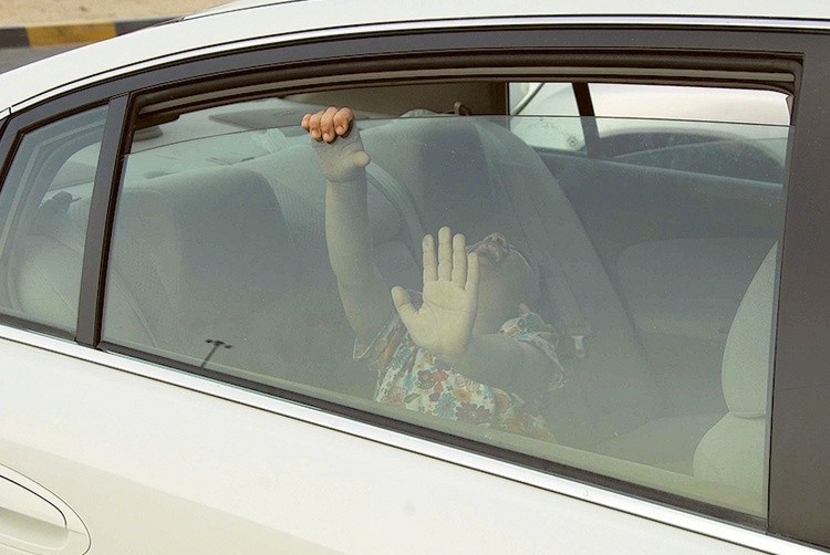 6 nam tu cho nguoi me bo 2 con tren oto den chet o Nhat hinh anh