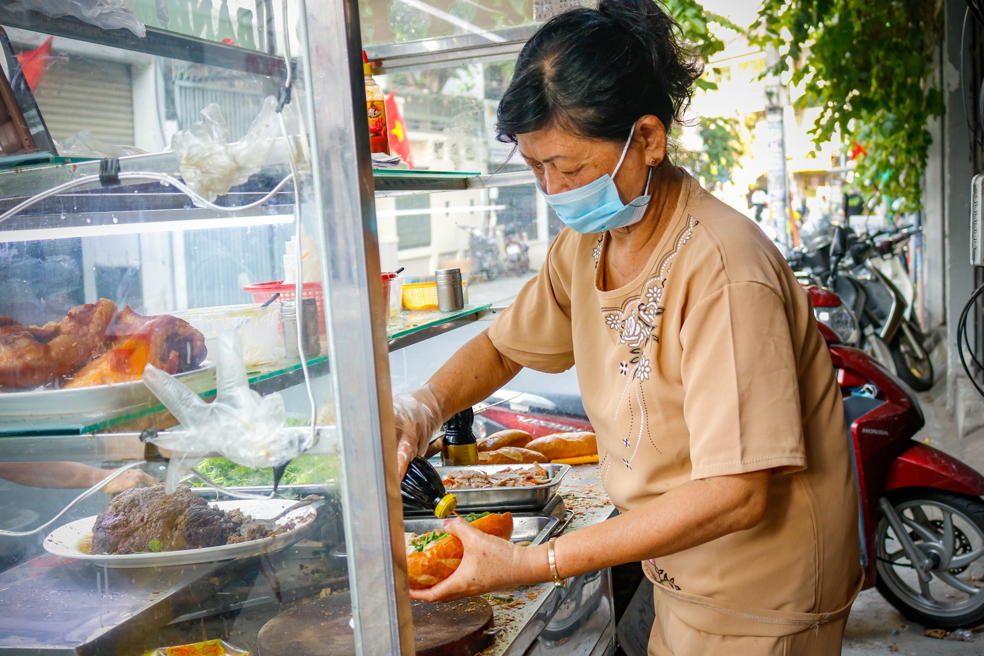 Banh mi Bay Ho truyen 3 doi qua 90 nam o TP.HCM hinh anh