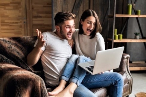 Nguoi My do xo mua nha truc tuyen trong dai dich hinh anh