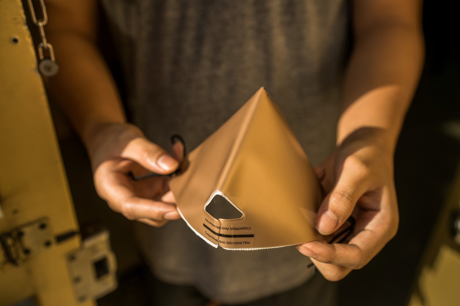 Khau trang khoet lo o Philippines anh 1