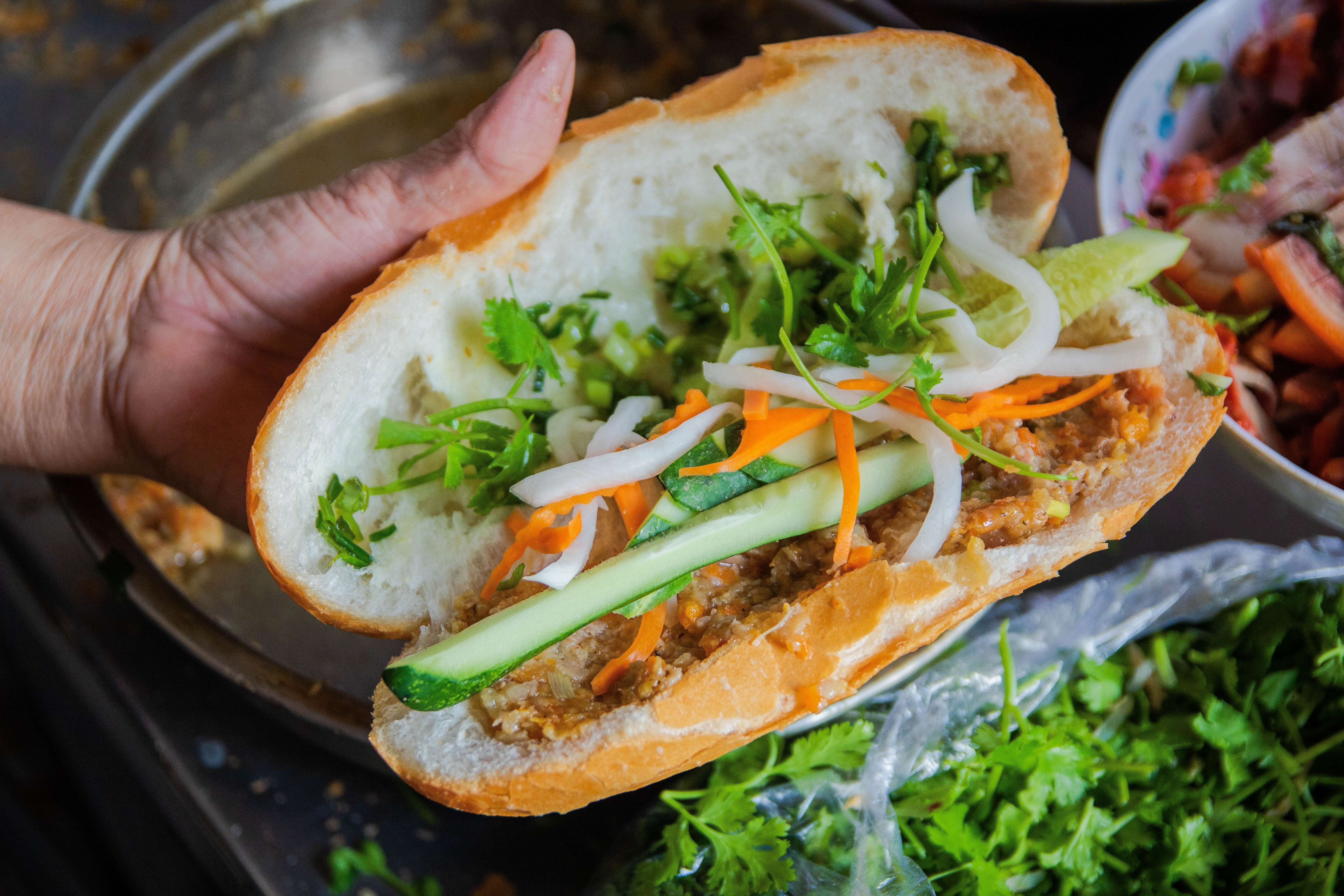 Bánh mì Bà Tàu 45 năm nổi tiếng tại TP.HCM ảnh 4 Banh mi Ba Tau 45 nam noi tieng tai TP.HCM anh 4