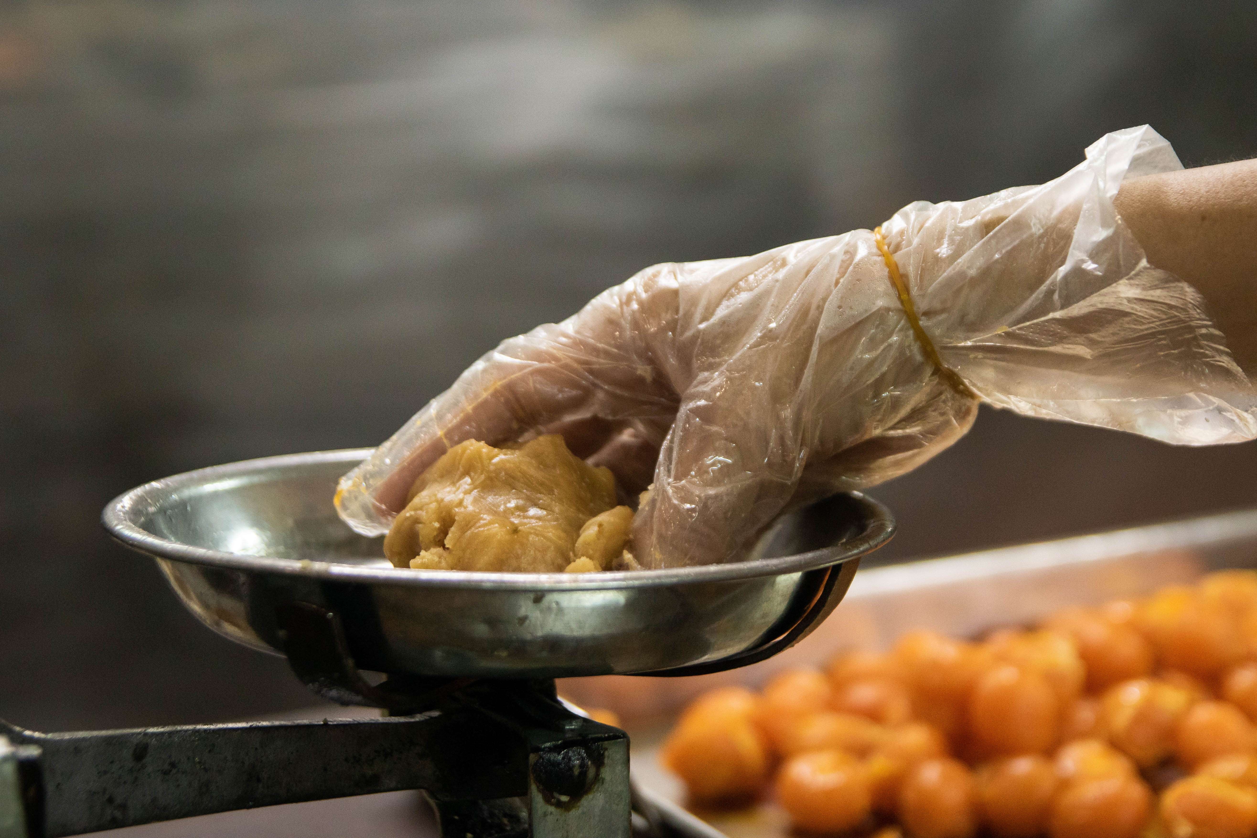 Tiệm bánh pía nóng hổi suốt 73 năm ảnh 4 Tiem banh pia nong hoi suot 73 nam anh 4