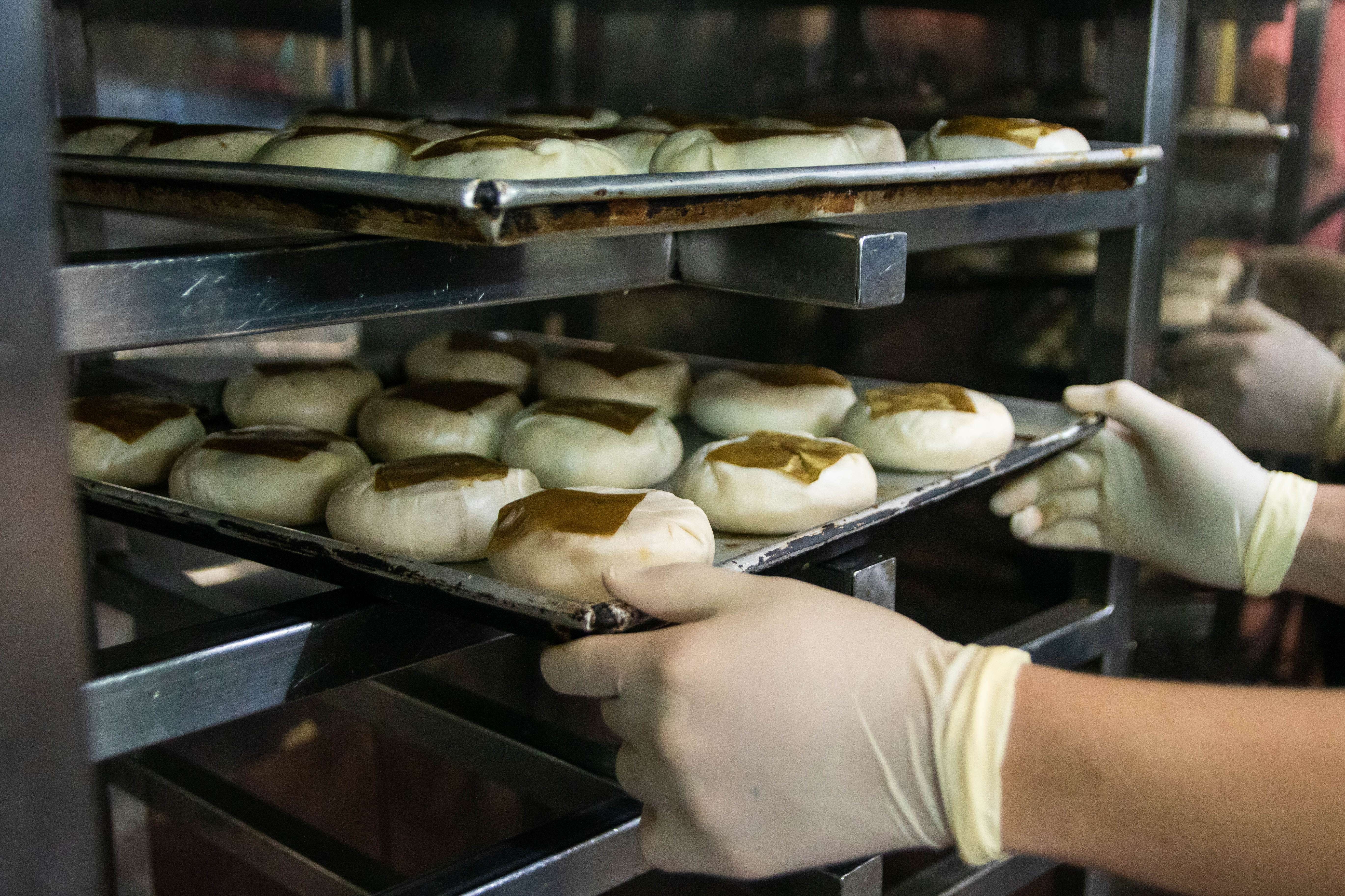 Tiệm bánh pía nóng hổi suốt 73 năm ảnh 6 Tiem banh pia nong hoi suot 73 nam anh 6