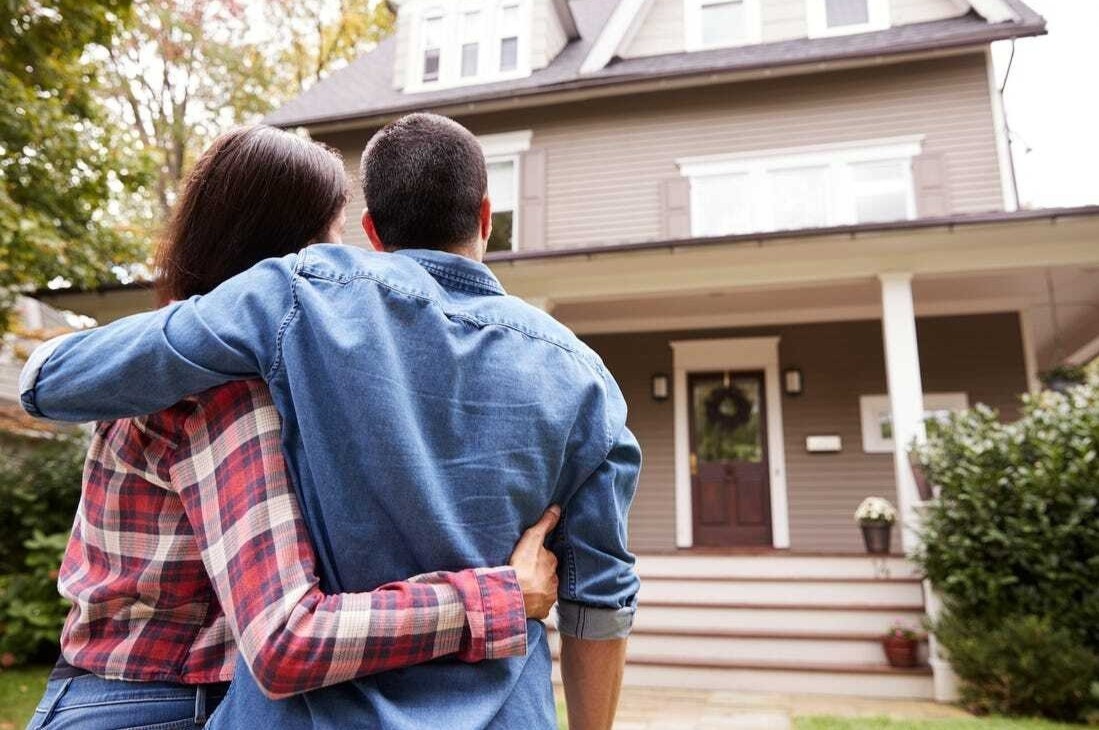 Doi vo chong mua nha hon mot nam nhung chua duoc don vao o hinh anh