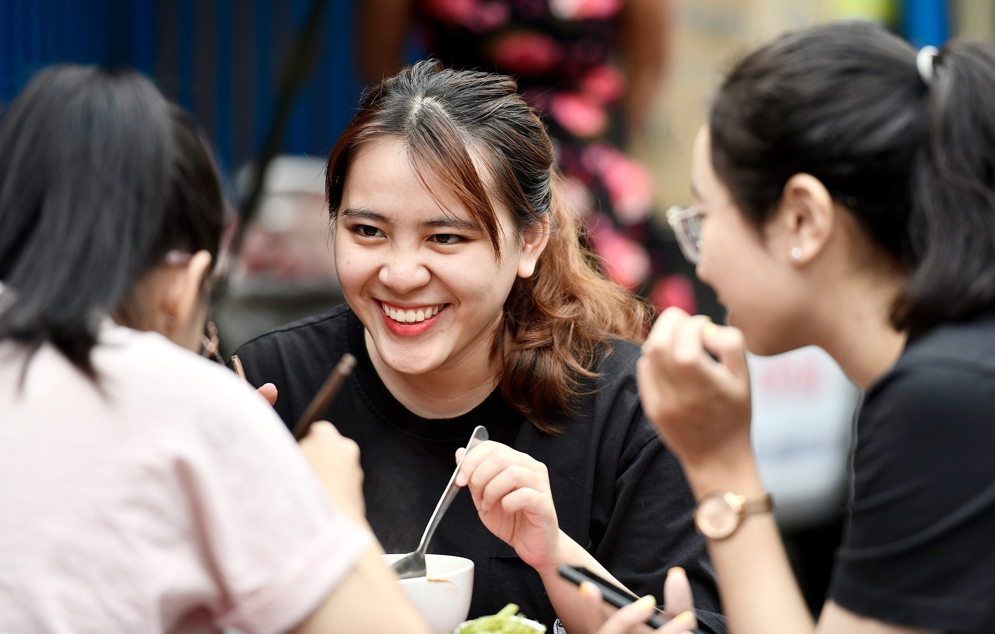 Ganh bun suong 100 tuoi, trai qua 3 the he o TP.HCM hinh anh