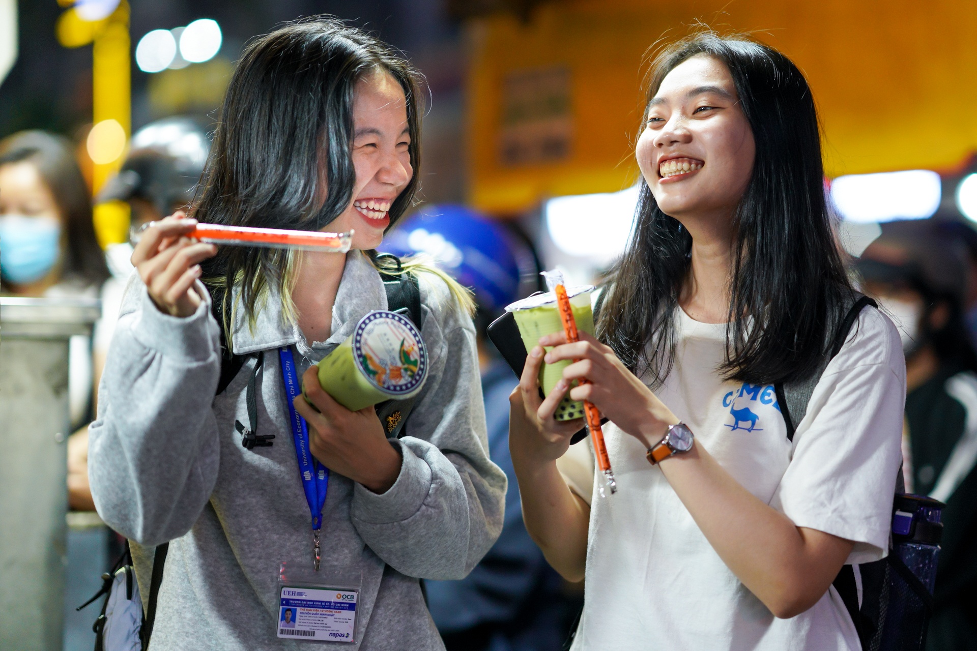 Tiem tra sua o TP.HCM chi ban cho khach xep hang hinh anh